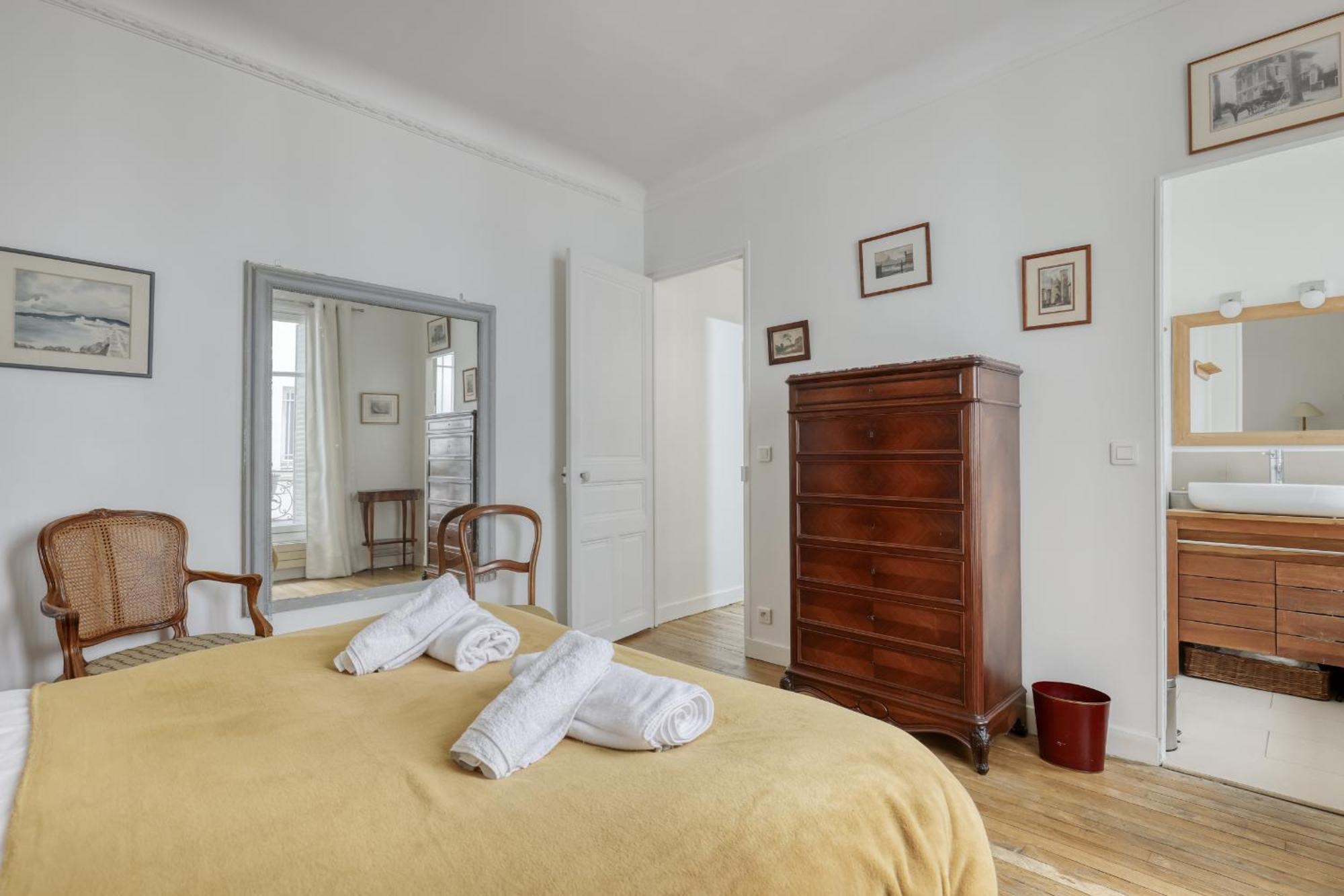 Classic & Charming Parisian Flat - Luxury 16th Parijs