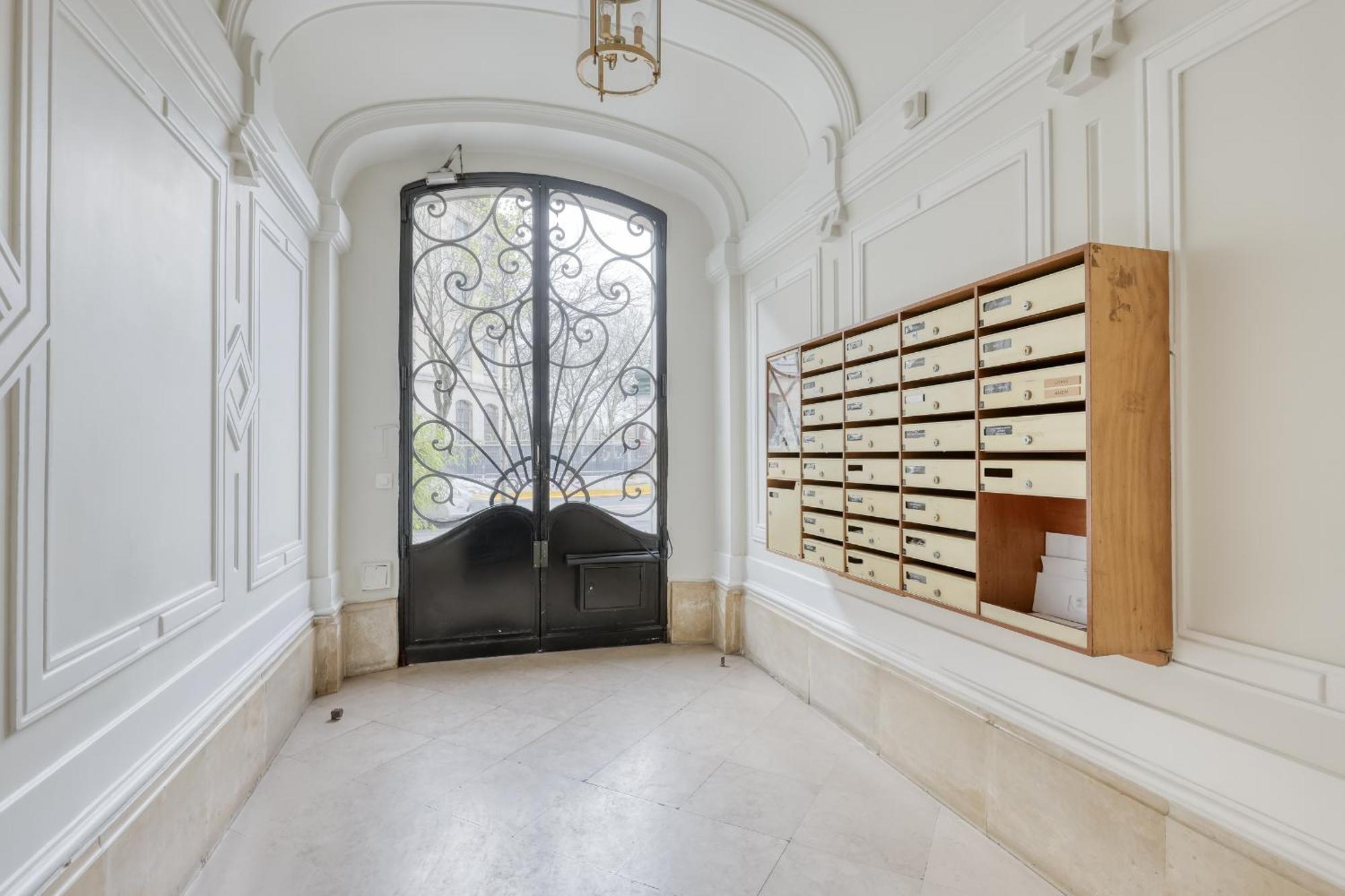 Classic & Charming Parisian Flat - Luxury 16th Appartement